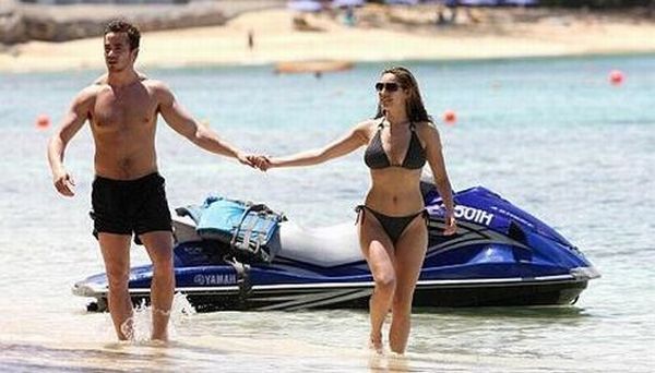 Kelly Brook having fun on the beach (20 photos)
