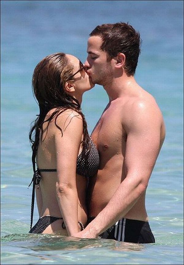Kelly Brook having fun on the beach (20 photos)