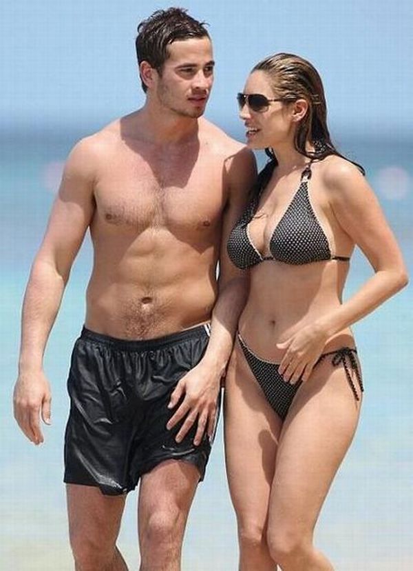Kelly Brook having fun on the beach (20 photos)