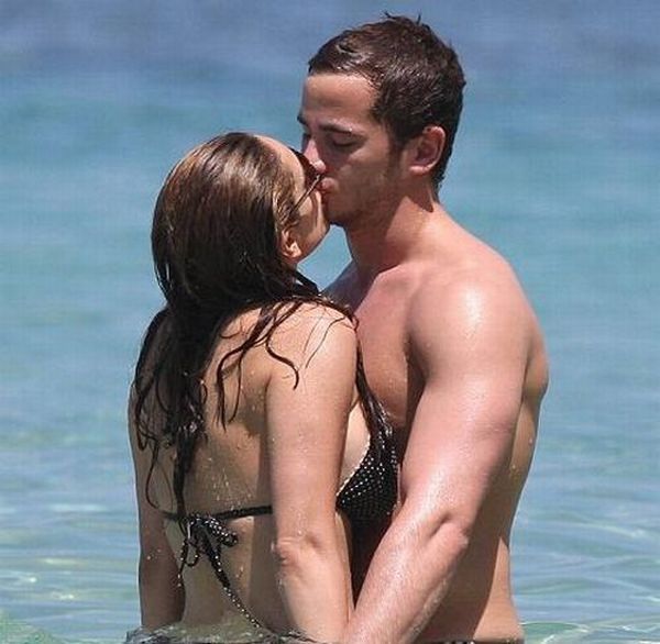 Kelly Brook having fun on the beach (20 photos)
