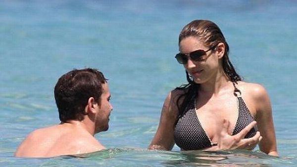 Kelly Brook having fun on the beach (20 photos)