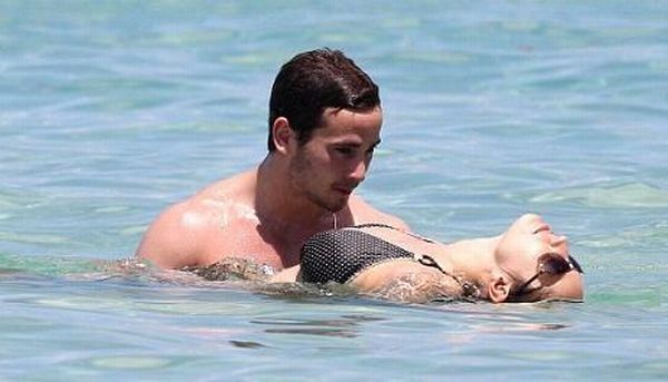 Kelly Brook having fun on the beach (20 photos)