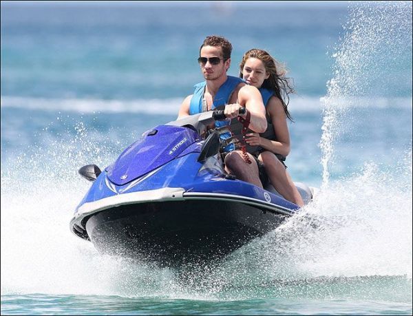 Kelly Brook having fun on the beach (20 photos)