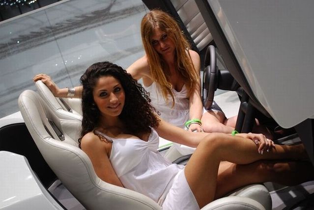 Geneva car show girls (28 photos)