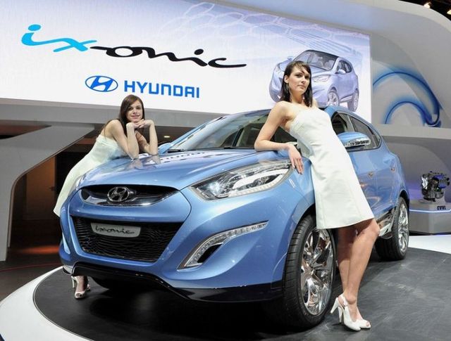 Geneva car show girls (28 photos)