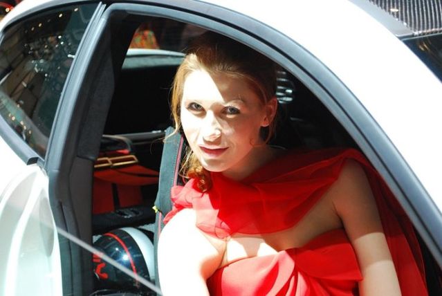 Geneva car show girls (28 photos)