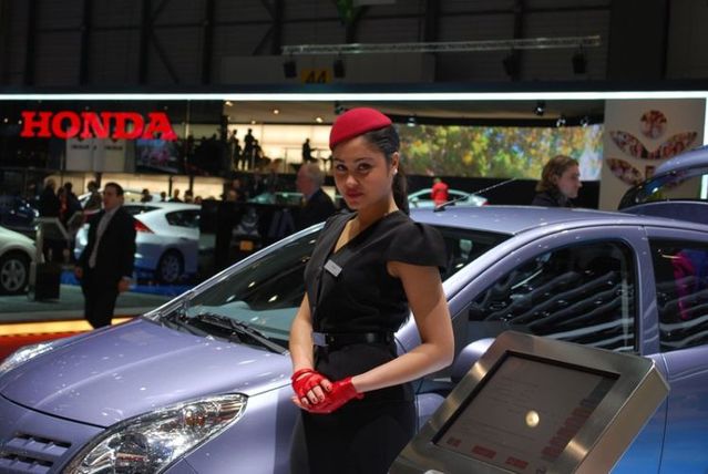 Geneva car show girls (28 photos)