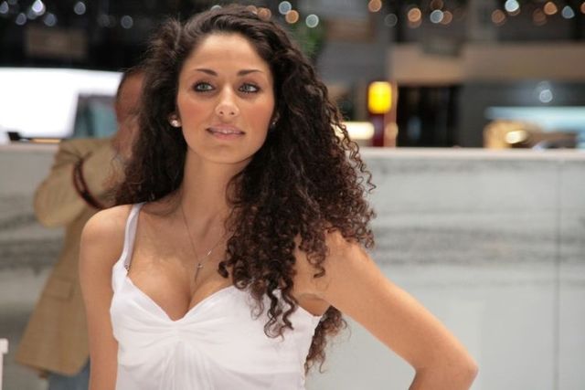 Geneva car show girls (28 photos)