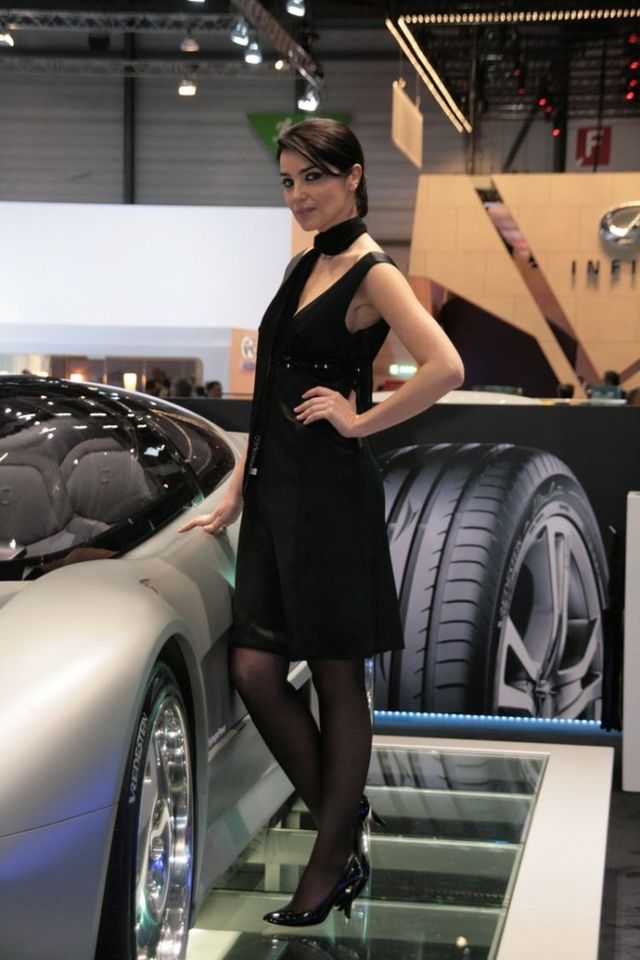 Geneva car show girls (28 photos)