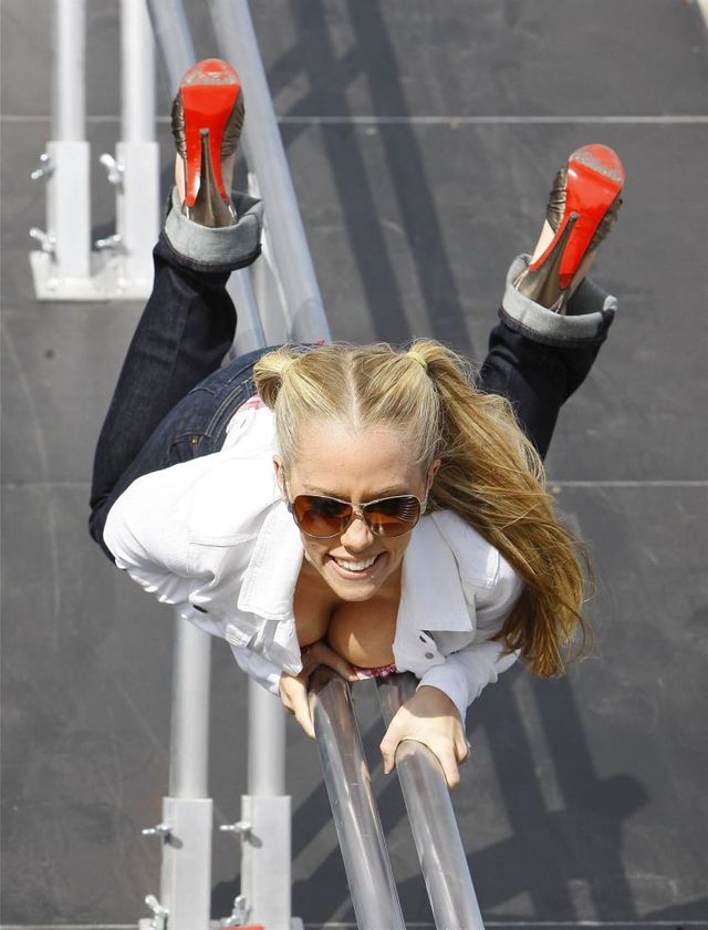 Kendra Wilkinson’s big squeeze (7 photos)