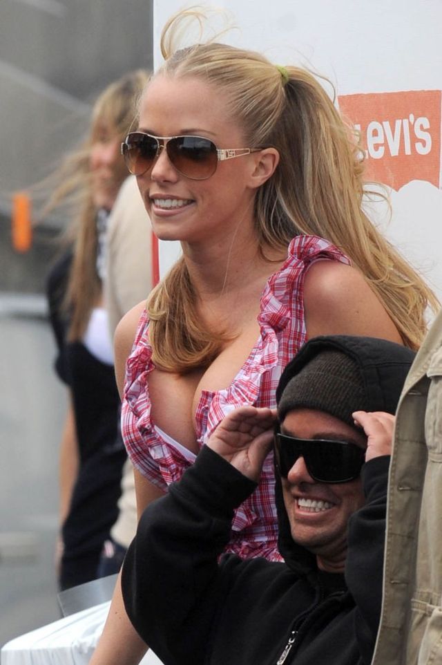 Kendra Wilkinson’s big squeeze (7 photos)