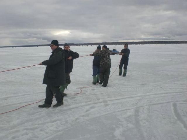 Ice fishing. Nice ! (11 photos)