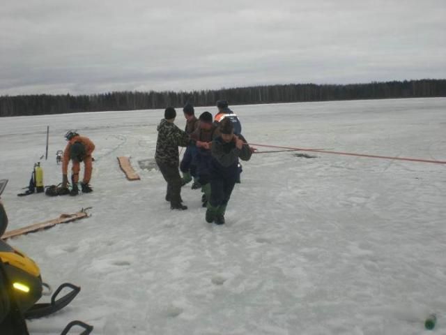 Ice fishing. Nice ! (11 photos)