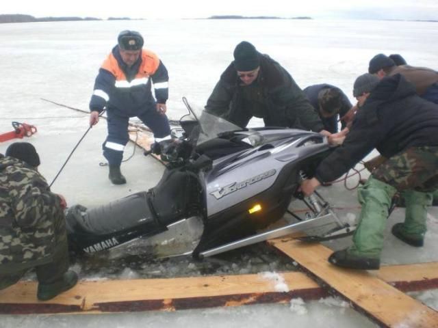 Ice fishing. Nice ! (11 photos)