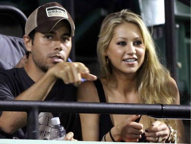 Enrique Iglesias and Anna Kournikova at a tennis match (7 photos)