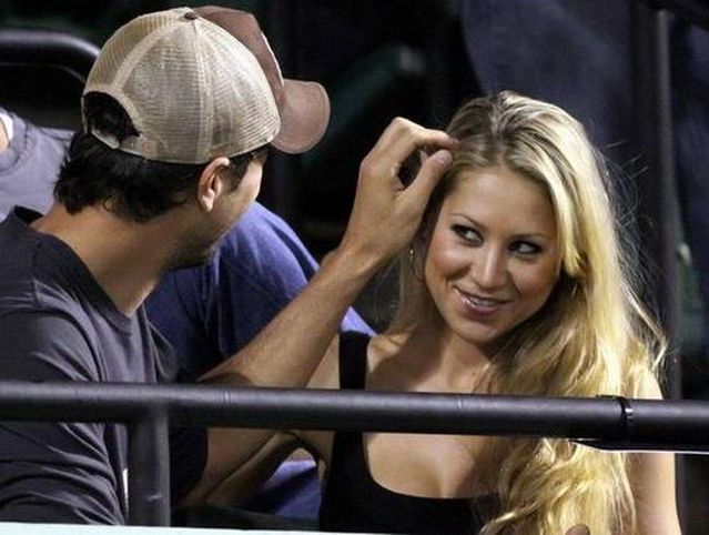 Enrique Iglesias and Anna Kournikova at a tennis match (7 photos)