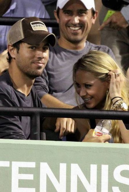 Enrique Iglesias and Anna Kournikova at a tennis match (7 photos)