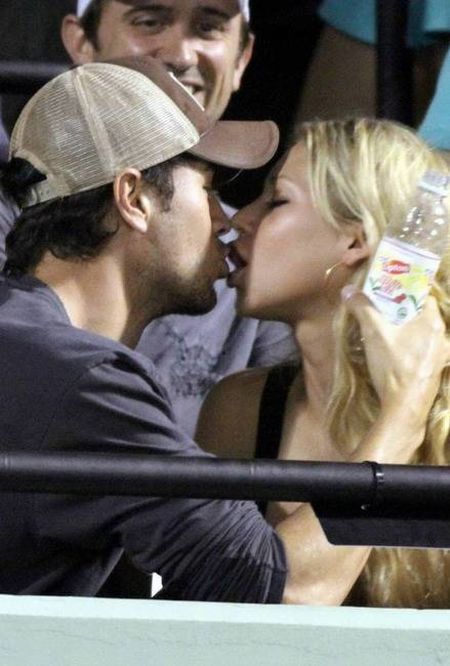 Enrique Iglesias and Anna Kournikova at a tennis match (7 photos)