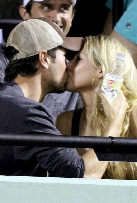 Enrique Iglesias and Anna Kournikova at a tennis match (7 photos)