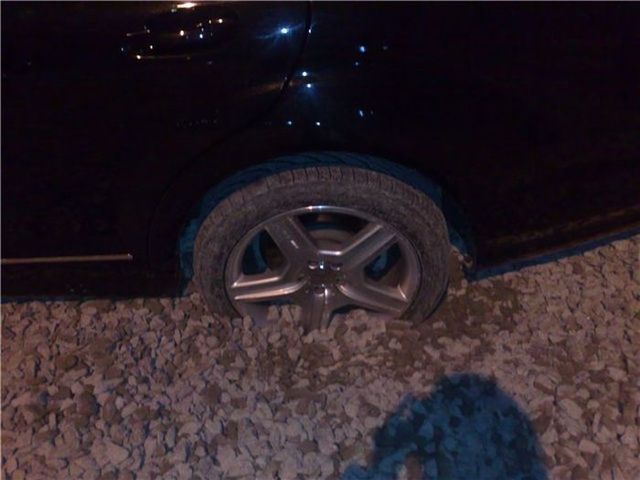 The car was bogged in the gravel (14 photos)
