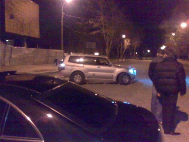 The car was bogged in the gravel (14 photos)