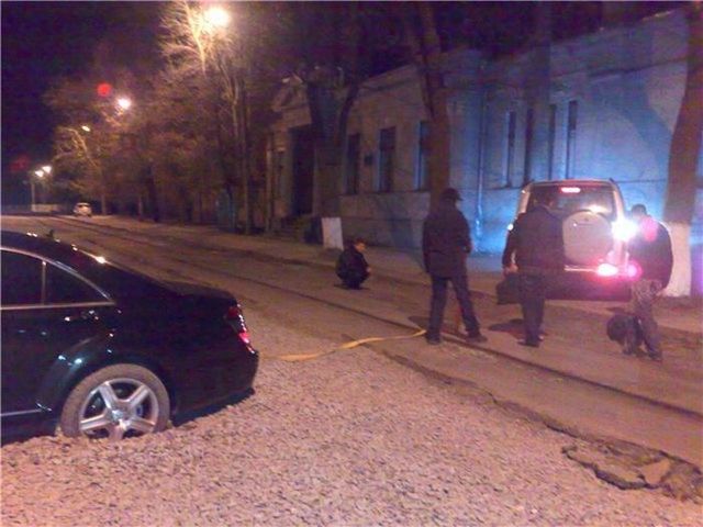 The car was bogged in the gravel (14 photos)