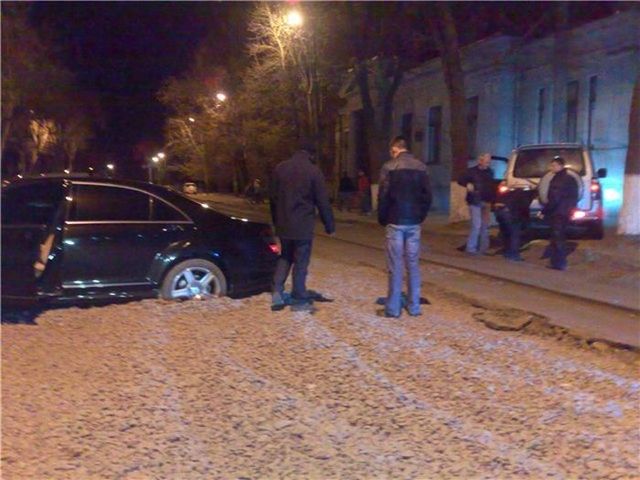 The car was bogged in the gravel (14 photos)
