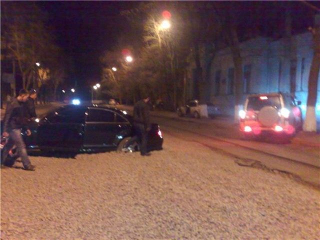 The car was bogged in the gravel (14 photos)