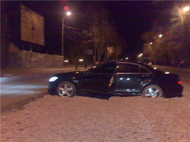 The car was bogged in the gravel (14 photos)