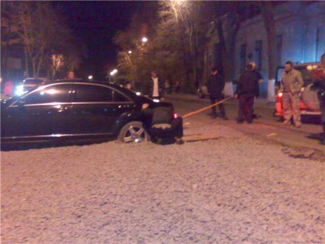 The car was bogged in the gravel (14 photos)