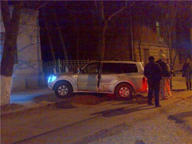 The car was bogged in the gravel (14 photos)