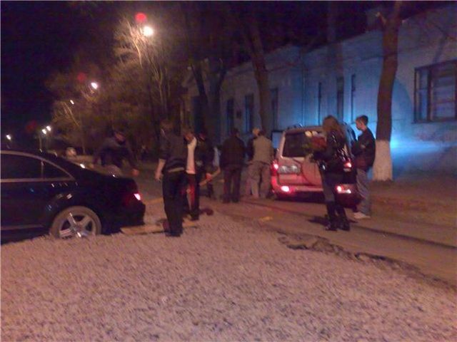 The car was bogged in the gravel (14 photos)