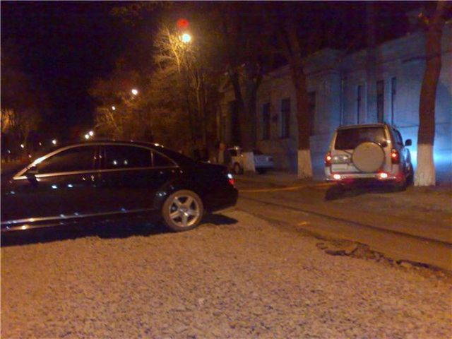 The car was bogged in the gravel (14 photos)