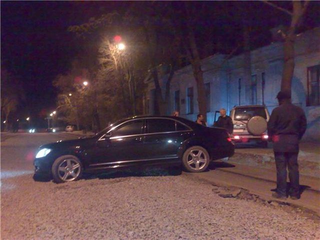 The car was bogged in the gravel (14 photos)