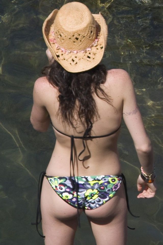 Lindsay and Ali Lohan enjoying Maui (17 photos)