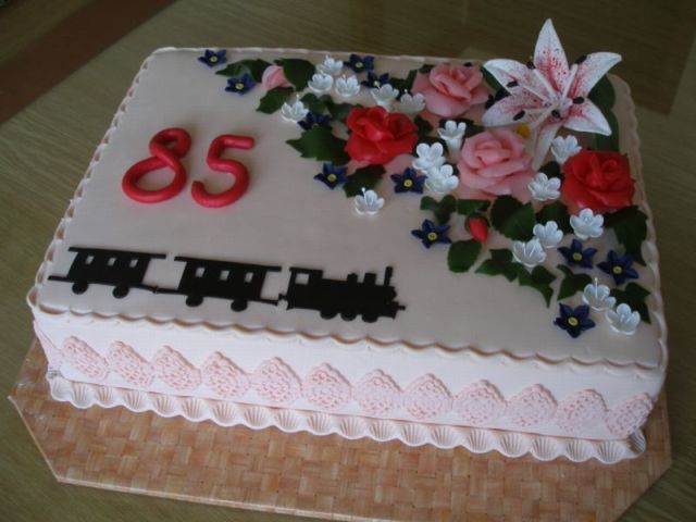 Cool cakes (11 photos)