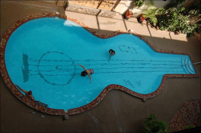 Wanna Swim in the Guitar? (13 pics) Wanna Swim in the Guitar? (13 pics)
