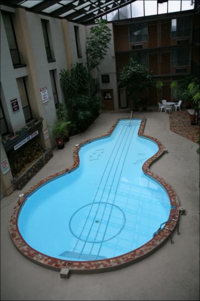 Wanna Swim in the Guitar? (13 pics) Wanna Swim in the Guitar? (13 pics)