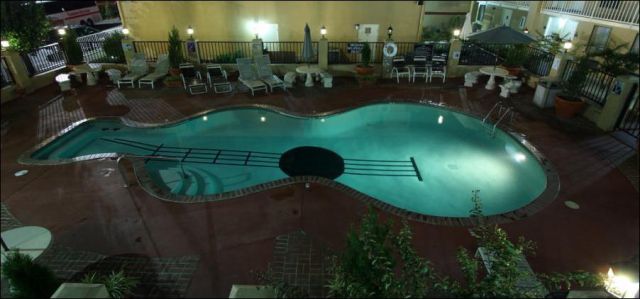 Wanna Swim in the Guitar? (13 pics) Wanna Swim in the Guitar? (13 pics)