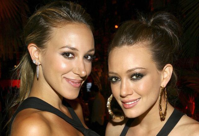 Celebrities and Their Siblings (84 pics)