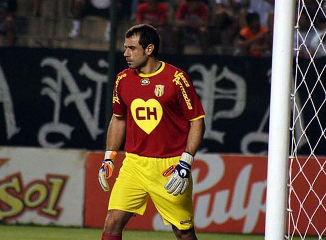 Pablo Aurrecochea - The Most Extravagant Goalkeeper in the World (11 pics)
