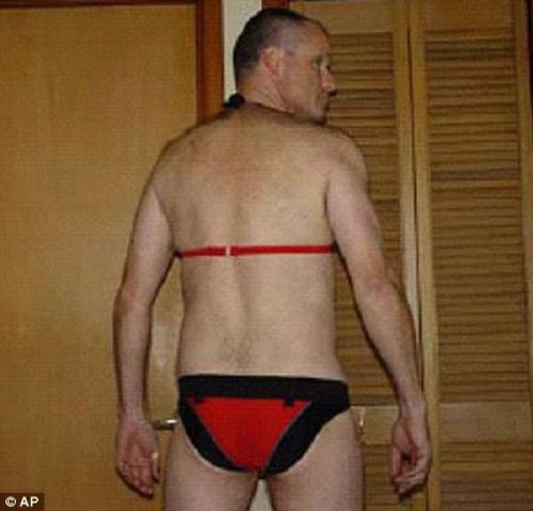 A Strange Cross Dresser (6 pics) A Strange Cross Dresser (6 pics)