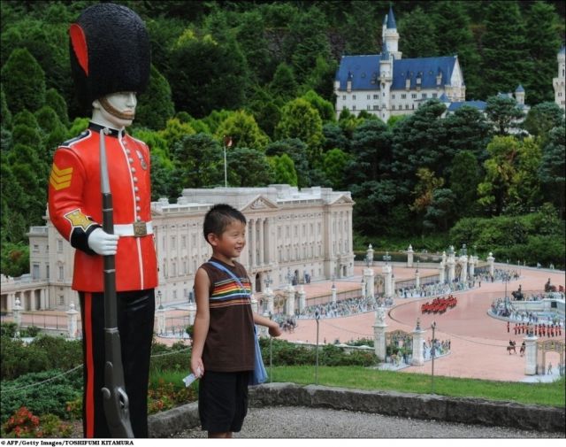 Travel the Globe in One Afternoon (14 pics)