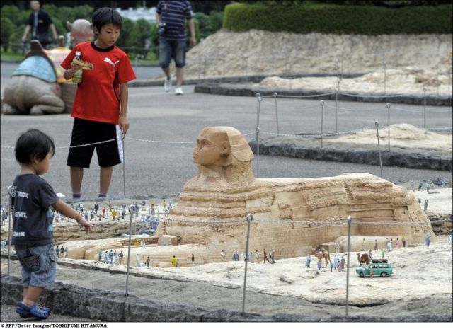 Travel the Globe in One Afternoon (14 pics)