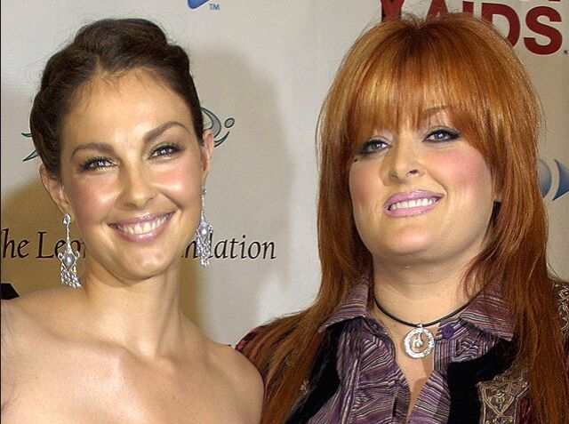 Celebrities and Their Siblings (84 pics)