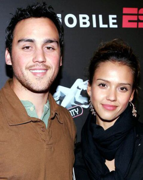 Celebrities and Their Siblings (84 pics)