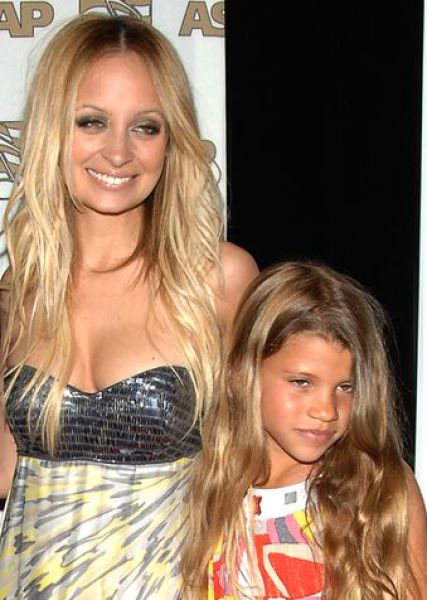 Celebrities and Their Siblings (84 pics)