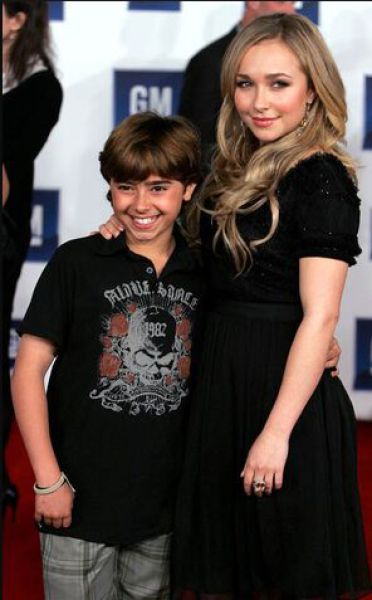 Celebrities and Their Siblings (84 pics)