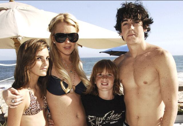 Celebrities and Their Siblings (84 pics)