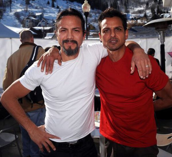 Celebrities and Their Siblings (84 pics)